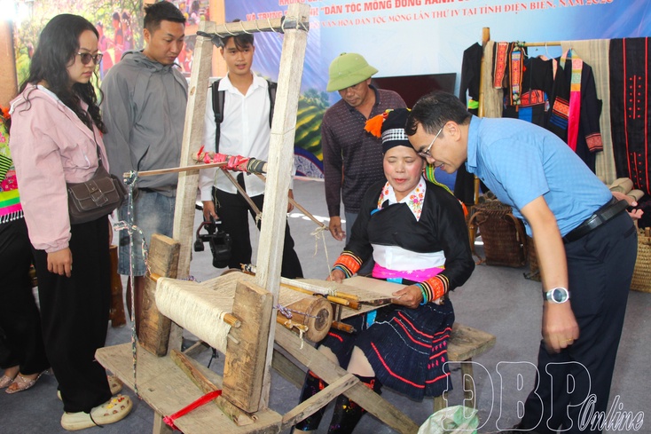 Colors of Hmông ethnic traditional crafts
