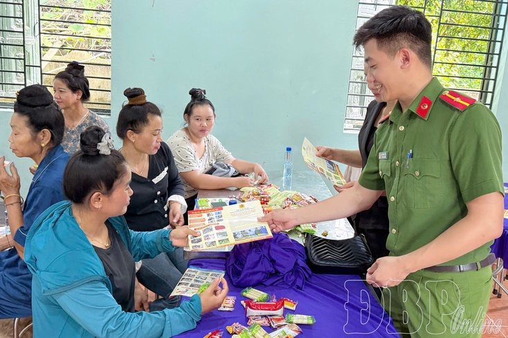 Sam Mứn commune Police bring law closer to the people